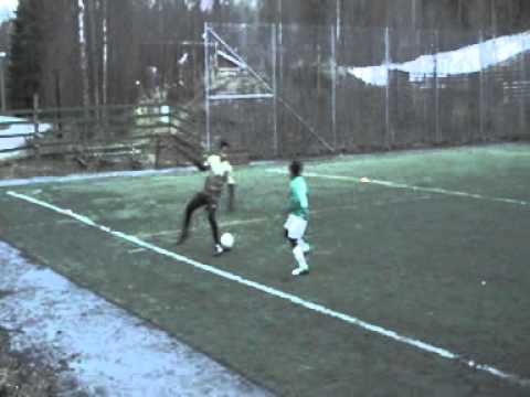 20131201 EsPaHooGee YJ2 - GrIFK, Kevin siivoushommissa (oman alueen puhtaanapitoa)