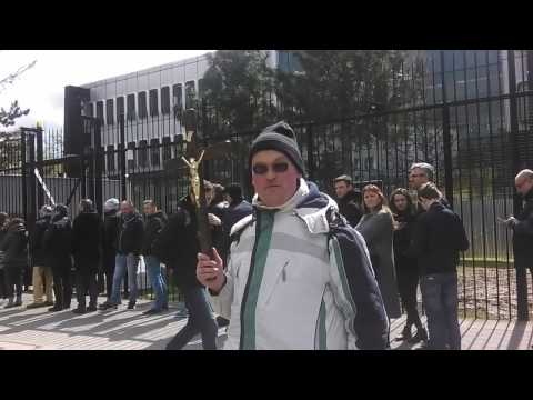Radzio ośmiesza środowisko narodowe. 