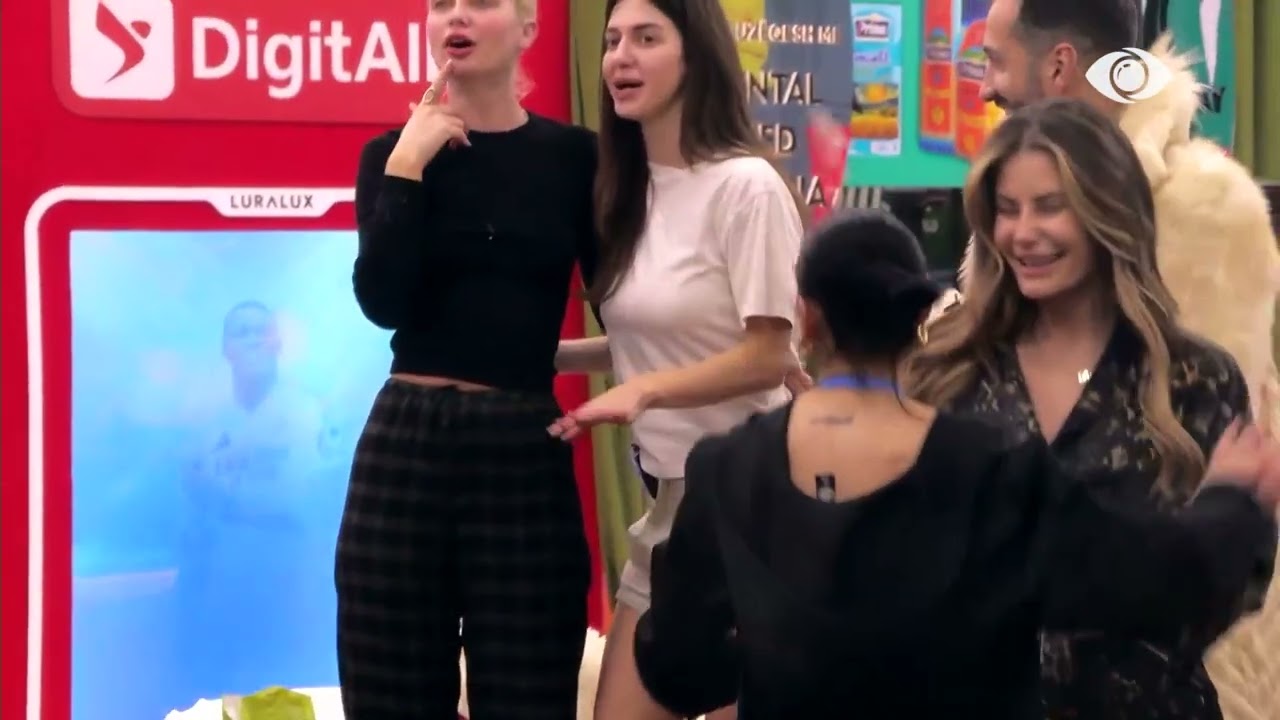 “O moj ti me sytë e zi…”/ Banorët kërcejnë, teksa brohorasin njëzëri këngën në karaoke