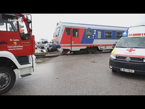 Auto auf Bahnübergang in Steinhaus von Triebwagen der Almtalbahn erfasst