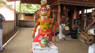 preview picture of video 'Theyyam puja - Muthappan temple - Kerala, India 4/4 インド・ケララのお祭テイヤム'