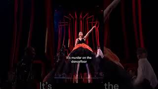 Sophie Ellis-Bextor canta e balla &quot;Murder On The Dancefloor&quot; ai Bafta inglese in stile Saltburn