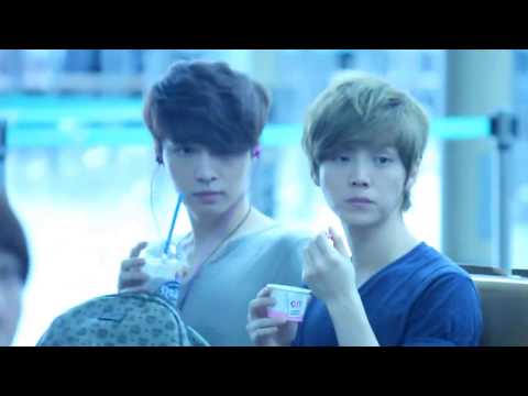 Luhan eating icecream + Lay @ the airport