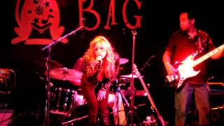 Alyssa Simmons & Band - Live @ The Magic Bag - Dr. Feelgood (cover)