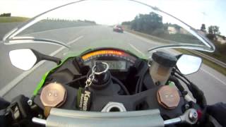 Una kawasaki tenta di sorpassare un' Audi a 300kmh senza riuscirci!!