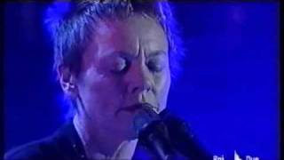 Beginning French (in Italian) &amp; O Superman - Laurie Anderson Live in San Remo 2001