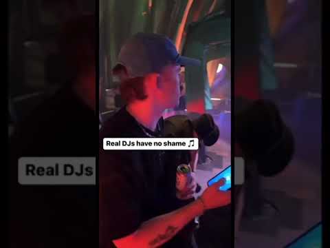 How do you think they stack their music library? 😂🎵 (IG: domdolla)