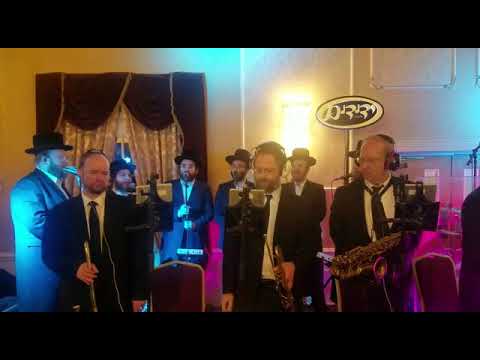 Watch Sruli Green Perform געלט Together With Yedidim Choir And The Freilach Band