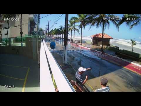 Onda gigante leva moradores e portão de prédio em praia de Mongaguá  SP