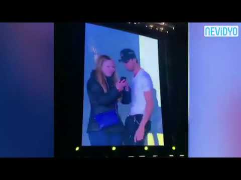 Enrique Iglesias Hayranını Öpücüklere Boğdu