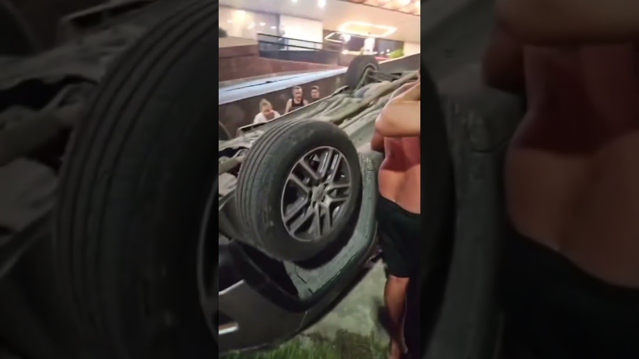 Imagem da notícia Idoso perde controle em rampa de hotel e capota veículo na Beira Mar de Fortaleza