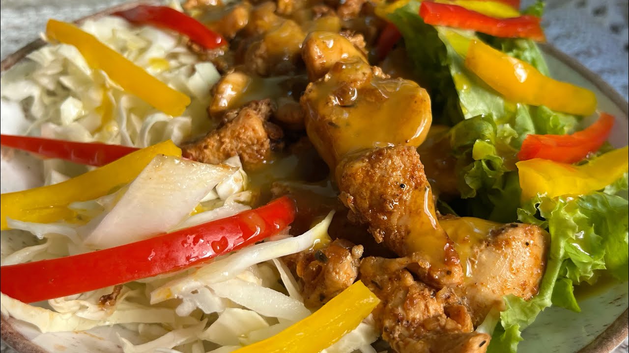 ALMOÇO LEVE E REFRESCANTE PARA OS DIAS QUENTES 🍗| SALADA COM FRANGO E MOLHO ESPECIAL 🥗