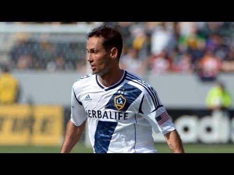 GOAL: Landon Donovan sets up Marcelo Sarvas inside the 6