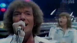 THE HOLLIES- &quot;DADDY DON&#39;T MIND&quot; (LYRICS)