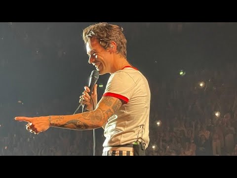 Harry Styles plays TRUTH OR DARE with a fan in Paris Concert, Accor Arena. #harrystyles  #loveontour