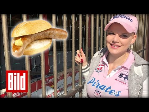 Melanie Müller verkauft Bratwurst am Ballermann