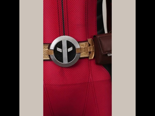 Vídeo relacionado con Rubies Disfraz Deadpool Deluxe para Adulto, Jumpsuit con pecho musculoso, cubrebotas, y máscara. Oficial de Marvel, para Carnaval, Navidad, Halloween y Cumpleaños.