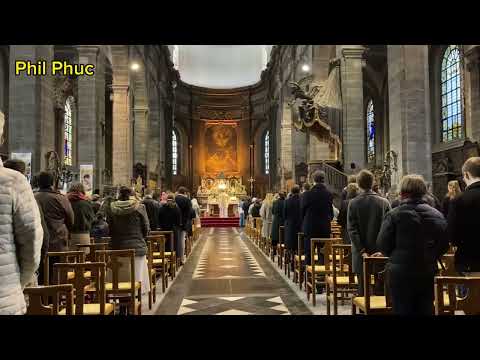 Latin Kyrie eleison and Gloria singing - Old traditional Latin mass