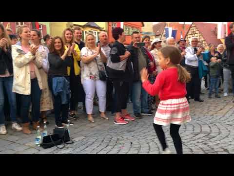 Medley: "Bervagabunden", "Anneliese", "Oh Katharina", "Schwarze Natascha", "Blau blüht der Enzian"