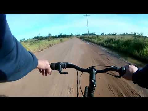 Pedal de bike MTB aro 29 na Estrada Deserta