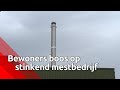 Bewoners klagen steen en been over de enorme stank in hun woonwijk, afkomstig van het mestbedrijf.