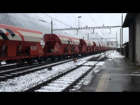 Bahnverkehr in Erstfeld am 10.12.10 - "Schwarze Loks im Schnee"