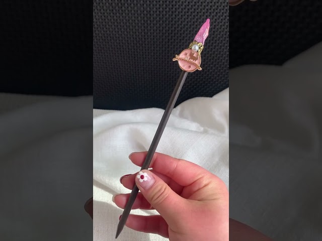Vídeo relacionado con WOONEKY Varita Mágica de Cristal Natural para Niños y Cosplay, Tamaño Mediano, Amatista y Piedras Incrustadas, Adecuado para Decoración de Fiesta, Accesorios Únicos para Disfraces
