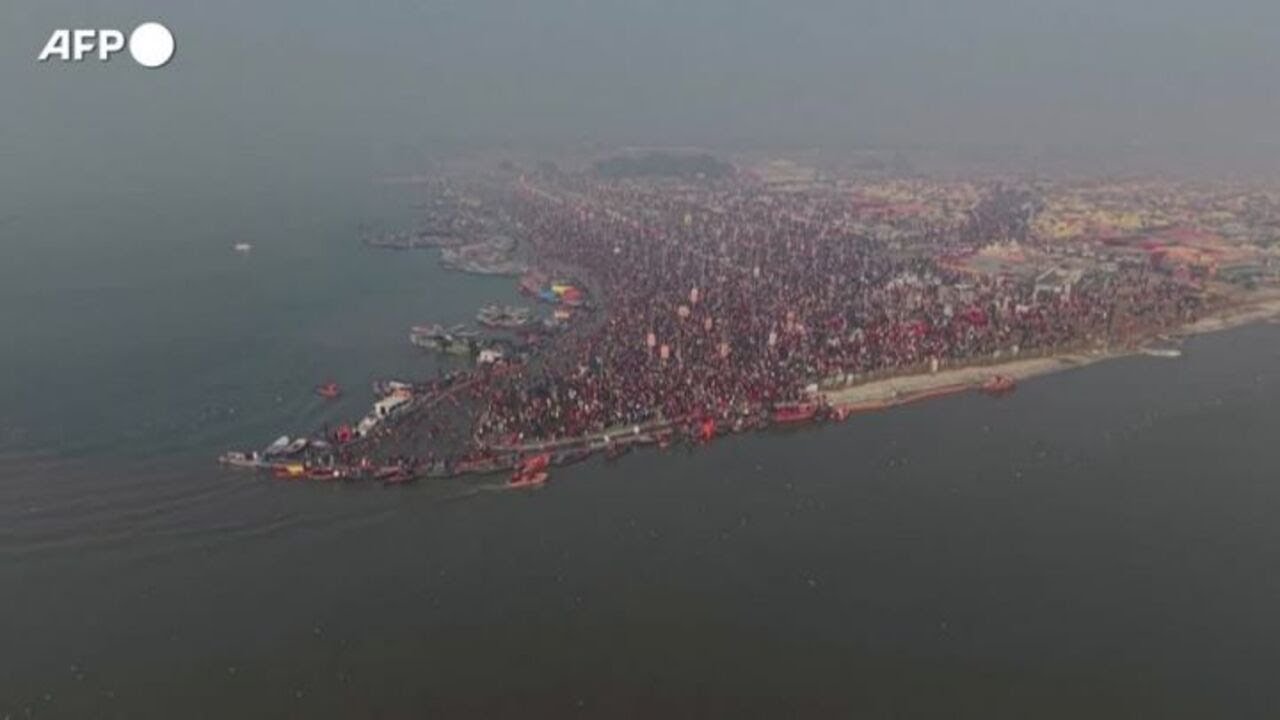 Magh Mela, bagno ritiuale per migliaia di induisti nelle acque sacre