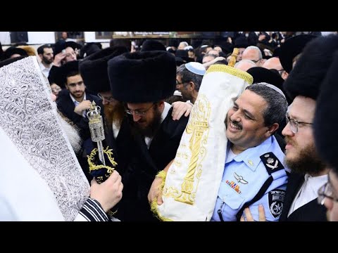 Head Of Israeli Police Dances @ Hakafos Shniyos In Modzitz & Nadvorna