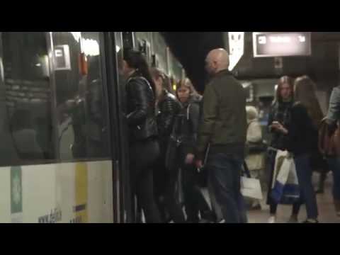 LACHFLASH MANN LACHT SICH TOD