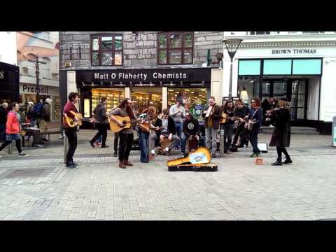 Galway Street Club - busking in Galway, Shop Street, 18-04-2016