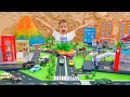 Vlad e Niki brincam com carros de brinquedo e constroem Matchbox City