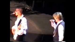 David Bowie Being Naughty with Gail Ann Dorsey │ Munich 2002