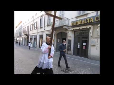 Lecco, il passaggio della Croce tra le case del centro