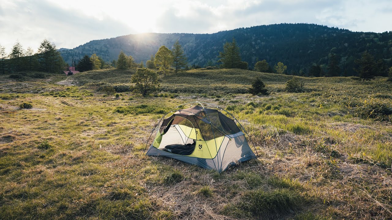 緑の草原で過ごすソロキャンプ・ハイキングの旅（NEMOテント）| Solo Hike and Camping Trip in the Meadows