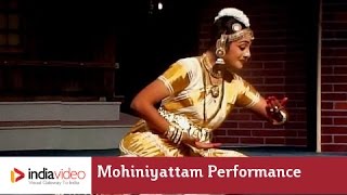 Mohiniyattam performance on Omanathinkal kidaavo