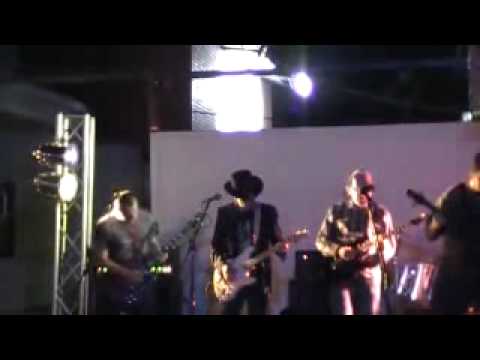 Zamuros y el hombre Mal-Boro; Medina Slide.