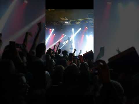 Şanışer'in Konserde Mikrofonu Bozuluyor