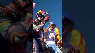 Download lagu Augusto Fernandez's World-Championship-winning celebration 🐰 | #ValenciaGP 🏁 mp3 Download lagu Augusto Fernandez's World-Championship-winning celebration 🐰 | #ValenciaGP 🏁 mp3
