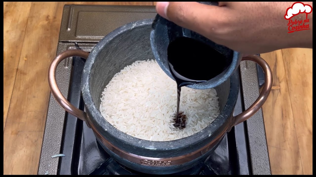 Depois que eu descobri que é só jogar molho shoyu no arroz, não paro mais de fazer