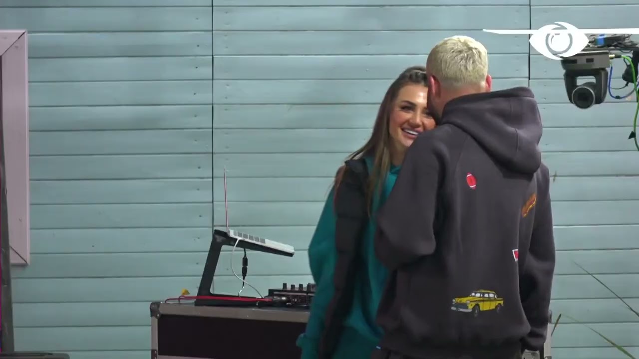 Ti e han atë/Momente romantike mes çiftit/ Kiara: Të dua shumë!