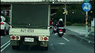 闖紅燈又亂丟垃圾到河川，怎麼不把自己也丟下去（車號：AUY-8569）