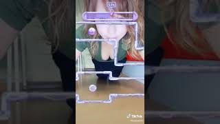 【TikTok】胸をチラ見せしながらミニゲームをするお姉さん