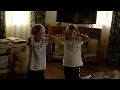 The Vampire Diaries 8x03 Alaric saves Lizzie and Josie from the weapon