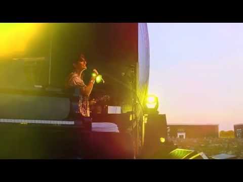 Sian Evans. Formally the voice of Kosheen 'Louder' live