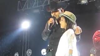 Espinoza Paz patea a una niña en concierto (Isaveli Laina)