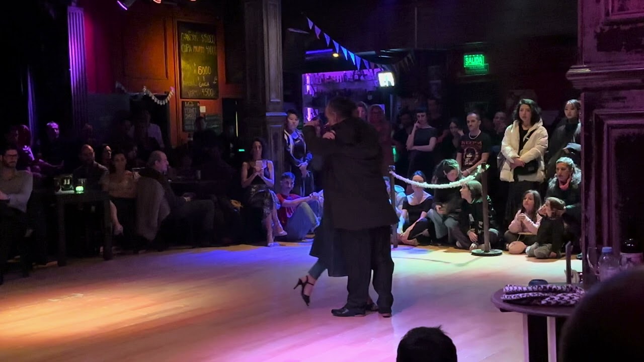 Bailan Carolina Lafata y Pablo Villarraza en milonga La Comedia