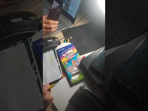 zafajdany szczyl próbuje kupić bilet