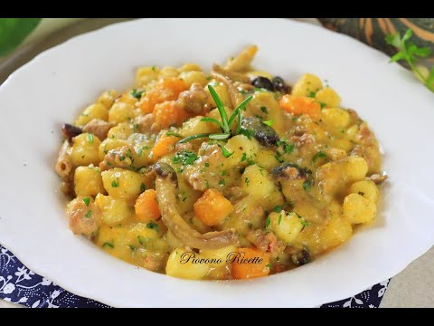 Gnocchetti con zucca, funghi e salsiccia - Piovono Ricette