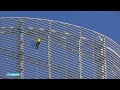 Franse 'Spiderman' beklimt gebouw van 185 meter met blote handen - RTL NIEUWS
